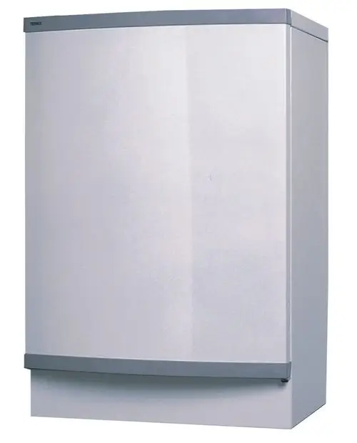 Kühlschrank mit einer glatten, hellen Oberfläche und grauem Griff, möglicherweise von Danfoss, steht auf einem neutralen Hintergrund.
